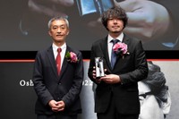 授賞式に臨んだ（左から）大島新氏と藤元明緒監督＝都内