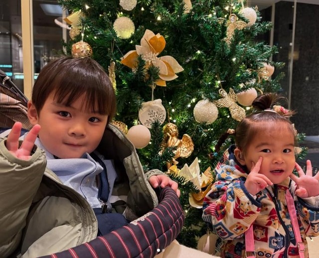 おしゃれをしてクリスマス会に参加するふたり（提供：＠ayana.mamagramさん）
