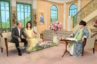 「徹子の部屋」 （右から） 黒柳徹子、武東由美、モト冬樹＝テレビ朝日提供