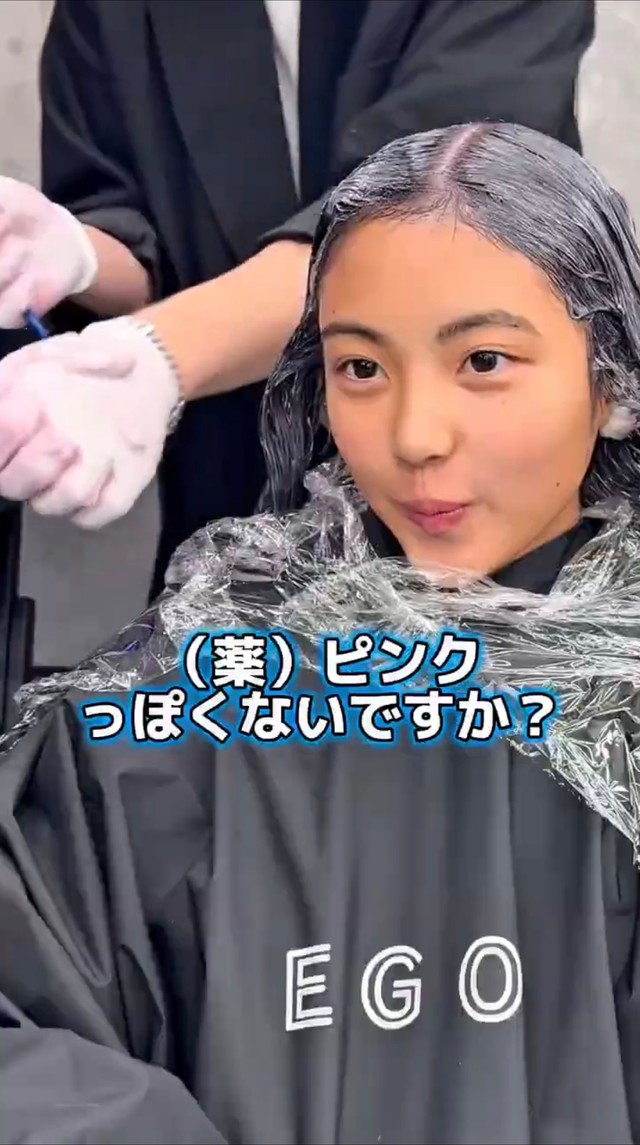 カラー剤を塗布し、施術が進む様子／ISSEIさん（@balayage_issei）提供