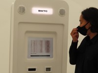 Konelプロジェクトデザイナーの出村光世氏　自動買取機で脳波を買い取る流れを説明