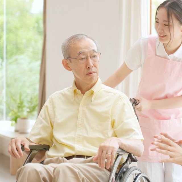 高齢者を介護するヘルパー※画像はイメージです （taka/stock.adobe.com）
