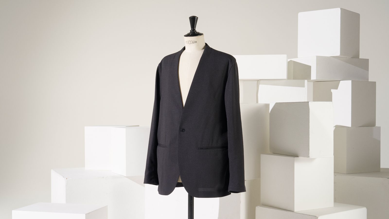 テーラードスーツの仕様を採り入れた程よいドレス感で差をつける<br>この春、手に入れたい旬のノーカラージャケット【アンフィーロ】