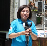 演説する有本香氏