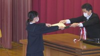 岡山県の小学校で卒業式