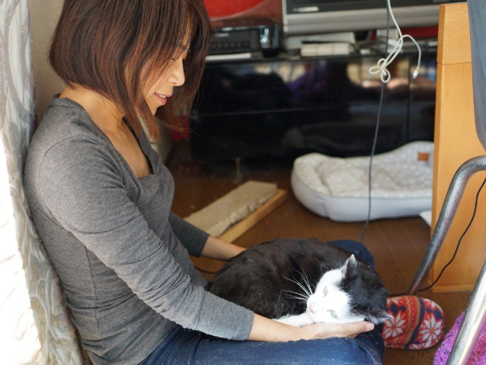 亀山さんの膝の上で甘える