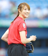 始球式に備え笑顔で練習する狩野舞子さん＝神宮