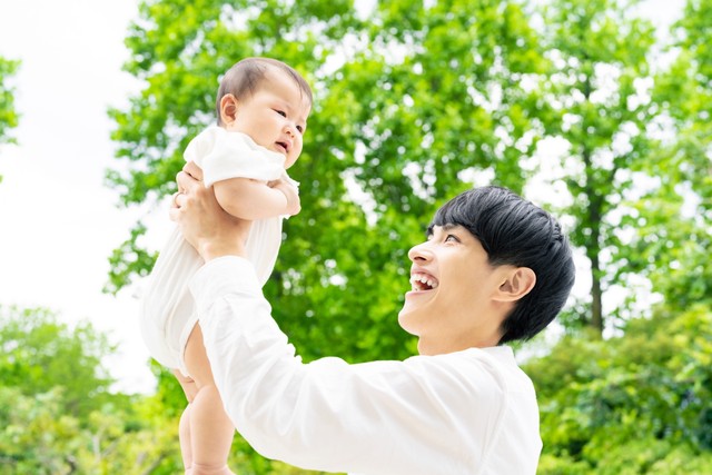 平日の公園で赤ちゃんと　※画像はイメージです（metamorworks@stock.adobe.com）
