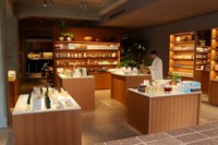 天然素材の化粧品や生活雑貨を扱うスペースも＝神戸・旧居留地