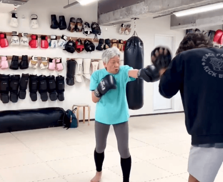 2025年現在のお姉様。背筋も伸び、体型にも変化が。真剣な表情と力強く繰り出す左ストレートがキマっています（生井宏樹さんXよりスクリーンショット）