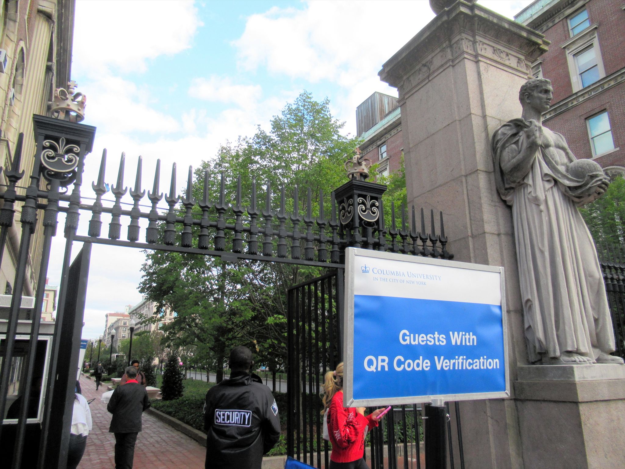 コロンビア大学当局から送信されたQRコードがないとキャンパスには入れないようになっていた=2025年10月、ニューヨーク、福田宏樹撮影
