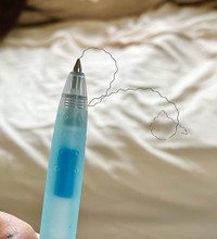 ペン先から細い芯のようなものが…（瑛司さん提供）