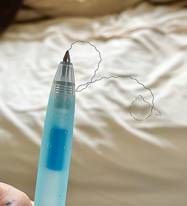 ペン先から細い芯のようなものが…（瑛司さん提供）