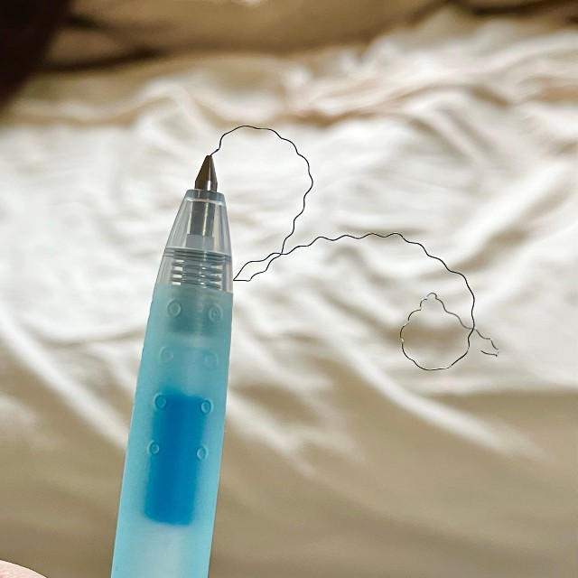 ペン先から細い芯のようなものが…（瑛司さん提供）