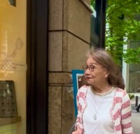 おしゃれをし、背筋が伸びた美しい歩き姿／「91歳おしゃれグランマ」（@oshare_grandma）さん提供※画像はトリミングしています