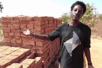 土れんがをはじめ、地元の自然素材をつかった建材を製造する「エレメンテール」の共同創設者ドゥドゥ・デメさん＝2023年12月23日、セネガル西部、荒ちひろ撮影