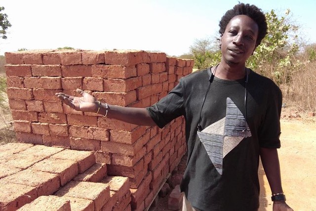 土れんがをはじめ、地元の自然素材をつかった建材を製造する「エレメンテール」の共同創設者ドゥドゥ・デメさん＝2023年12月23日、セネガル西部、荒ちひろ撮影