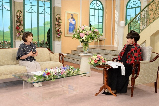「徹子の部屋」に出演する俵万智さん、黒柳徹子