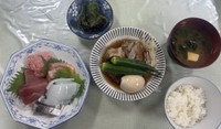 タンカー船の夕食（お刺身、豚すね肉の煮込み、唐辛子の土佐漬け、ほうれん草のお味噌汁）＝「東幸海運」公式X（@tokokaiun）より
