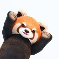 お昼寝から目覚めたら、レッサーパンダに威嚇されていたを再現（提供：フェリシモ）