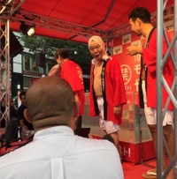 記者の問いかけにも気さくに応じる上島竜兵さん