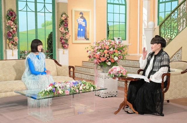 黒柳徹子さん（右）とトークを展開する安達祐実さん