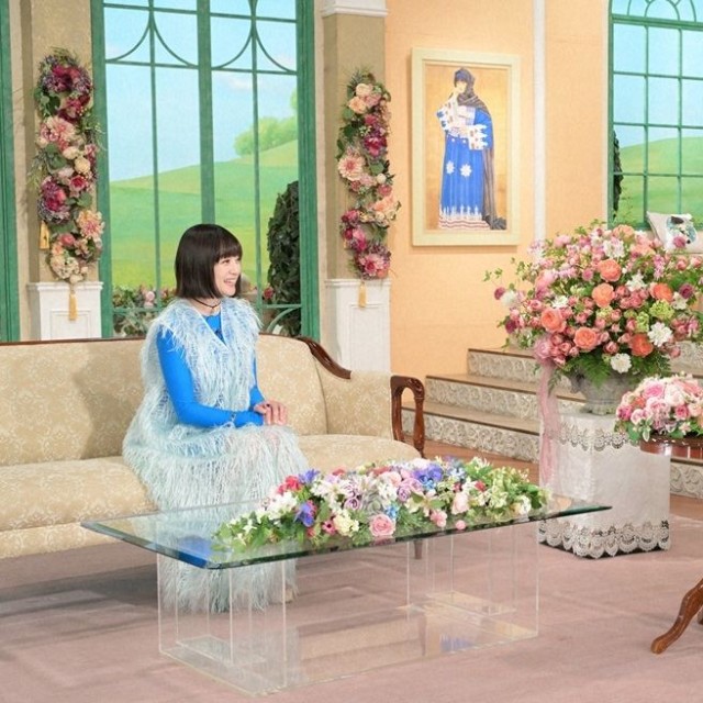 黒柳徹子さん（右）とトークを展開する安達祐実さん