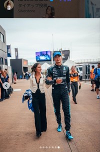 パドックでもジョージ・ラッセルと2ショット＝カルメン・モンテロ・ムントのインスタグラム＠carmenmmundtより