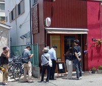 「イタリア食堂の間借りラーメン屋」に並ぶ人々