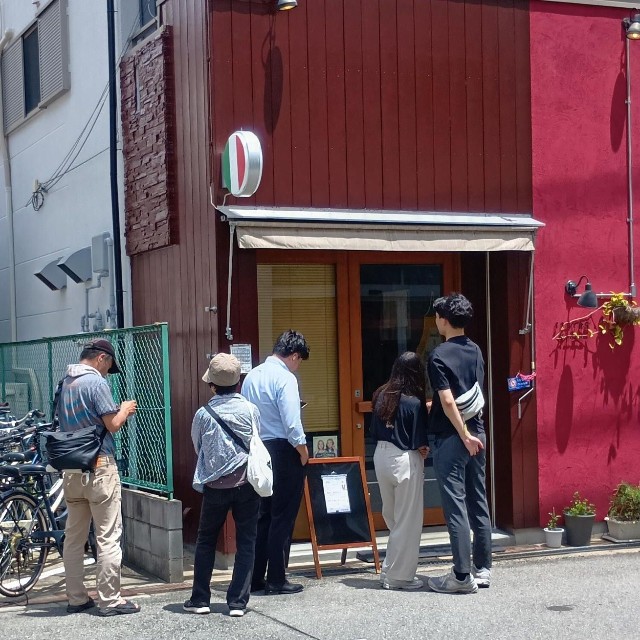 「イタリア食堂の間借りラーメン屋」に並ぶ人々