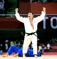 金メダルを獲得してガッツポーズをするウルフ・アロン