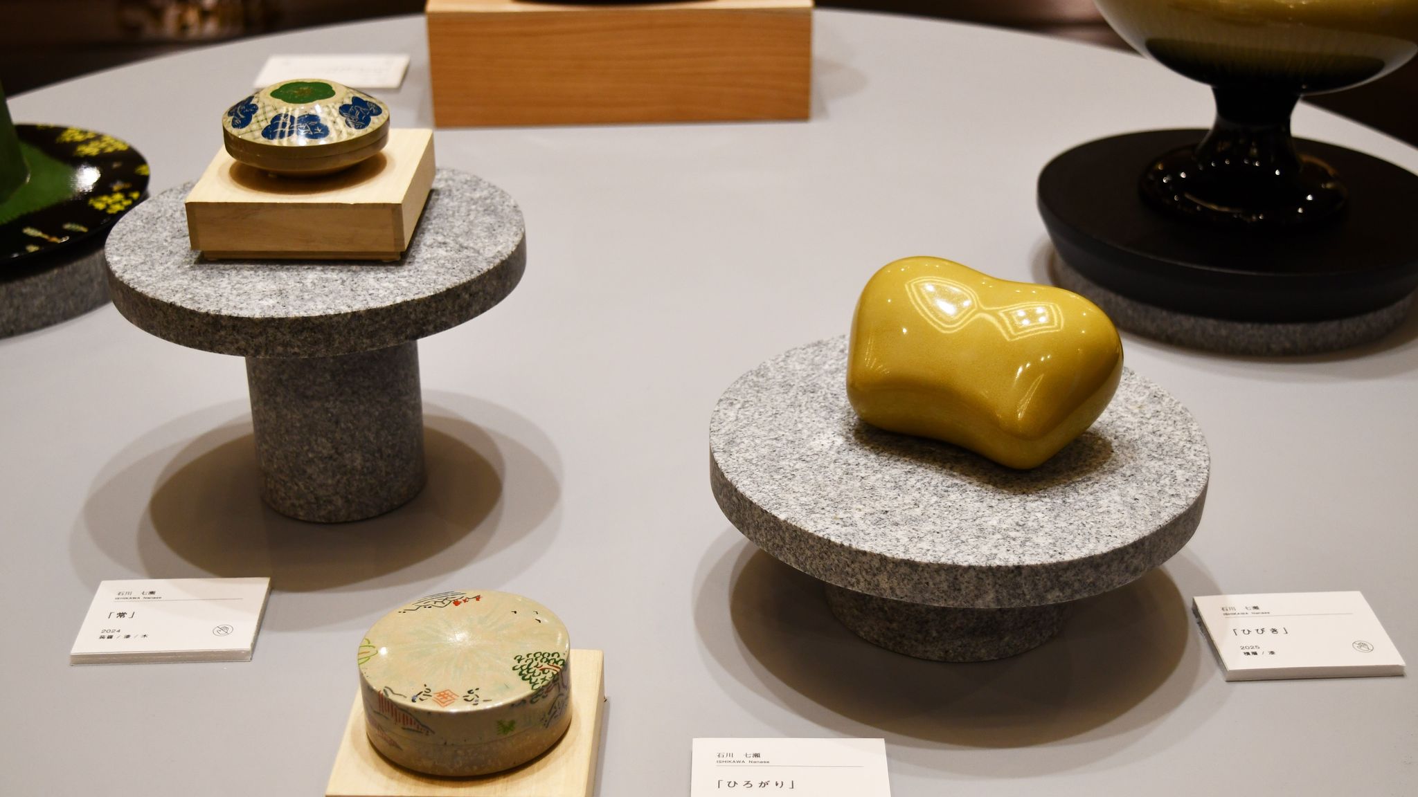 世界最高級御影石 庵治石 組み台 コースター 小物置き ホテルのロビーに漆芸作品と庵治石の調和を楽しめる展示 高松市 | KSB