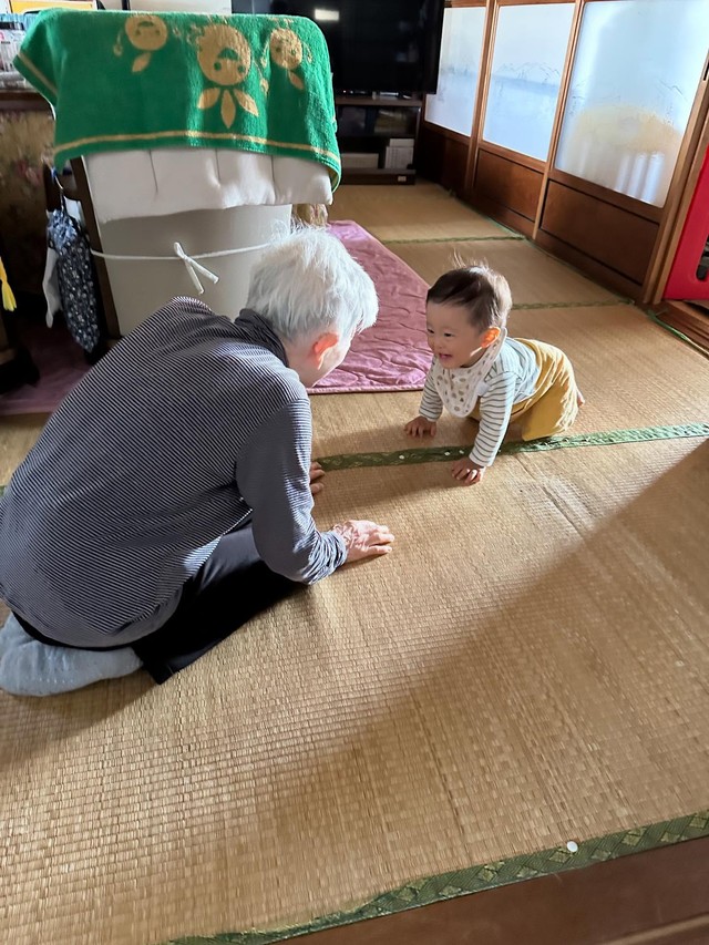 畳の上で目線を合わせ、にっこり笑い合う2人。毎朝の挨拶から生まれた距離の近さ／Kei’s mommyさん（@instaofkeismom）提供