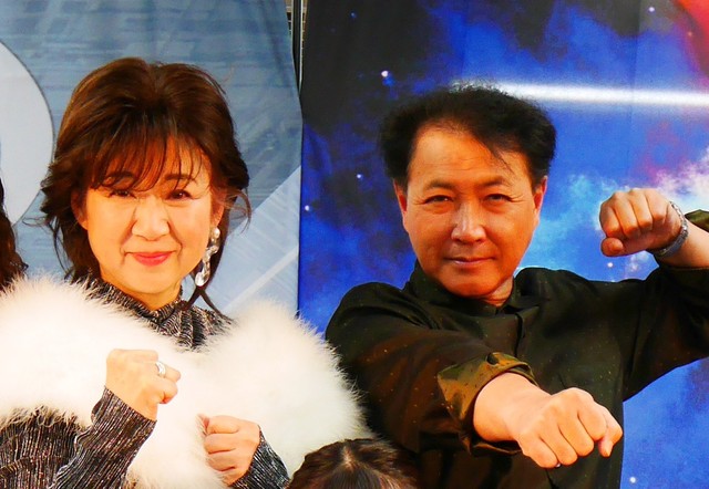 イベントのホスト役を務めた渡洋史と降矢由美子＝都内