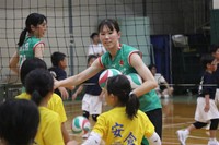 大阪マーヴェラスの選手と指導を受ける子どもたち＝7月5日、宝塚市末広体育館