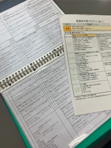 新人育成のための年間プログラムと、人事評価表。人を育てたり、きちんと評価することもリーダーの重要な役割（旭さん提供）