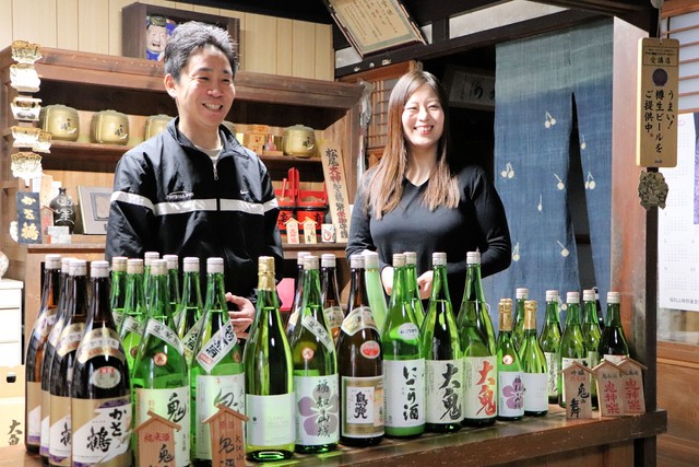 創業３００年を超える酒屋を継いだ賢司さんと紘子さん（福知山市大江町関・河守醸造由里酒店）

