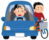左折の待機時、左から無理にすり抜ける自転車。左側からの追い越しは禁止であり、非常に危険！