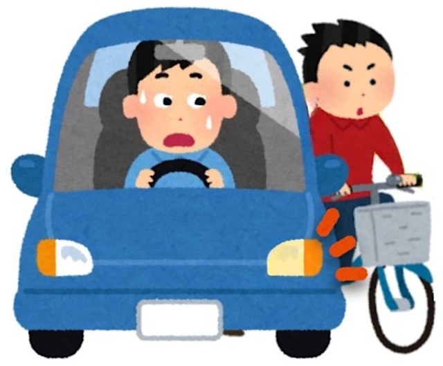 左折の待機時、左から無理にすり抜ける自転車。左側からの追い越しは禁止であり、非常に危険！