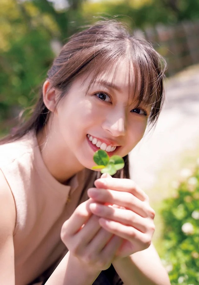 週刊少年チャンピオン29号の表紙＆巻頭グラビアを飾った牧野真莉愛Ⓒ小池伸一郎（秋田書店）