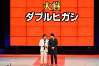 「第九回 上方漫才協会大賞」で大賞を受賞したダブルヒガシ・大東翔生（左）と東良介