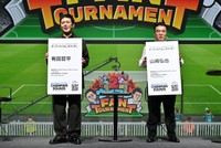 リアルイベント「ウイコレ FAN TOURNAMENT」に登場した有田哲平（左）と山崎弘也