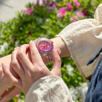 アイスウォッチ新作「アイス クリアサンセット」のピンク（ビヨンクール提供）