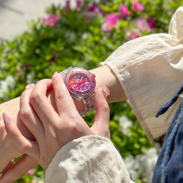 アイスウォッチ新作「アイス クリアサンセット」のピンク（ビヨンクール提供）