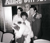 アニー役を演じる菅野志桜里（しおり＝中央）。（後列左から）若葉あおい、財津一郎、尾藤イサオ＝１９８６年５月１５日　
