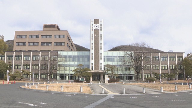 岡山大学で合格発表　10学部1679人に「喜びの春」　実質倍率は2.2倍