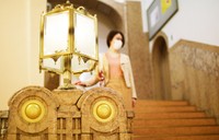 これは良いレトロスポット！本館1階の階段（提供）