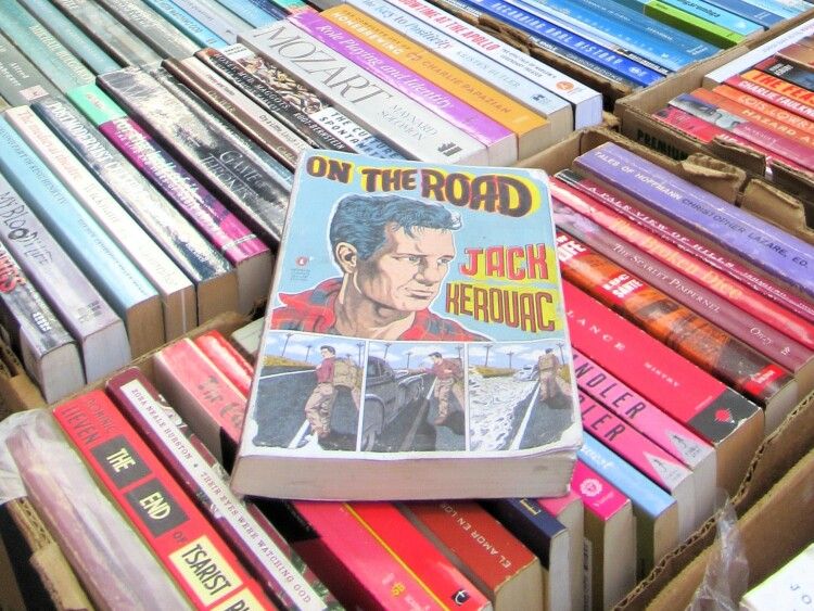 ジャック・ケルアックの小説『オン・ザ・ロード』。コロンビア大学前の露店の古本屋で見つけた＝2025年10月、ニューヨーク、福田宏樹撮影