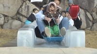 公園に「氷の滑り台」がお目見え　子どもたちが冬の遊びを楽しむ　　　高松市