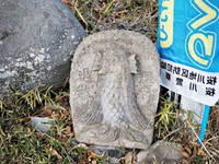 木に彫られた「令和観音」のそばには、アマエビの姿も（画像提供：ホウロクさん）